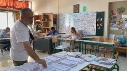Los griegos votan en plenas vacaciones con conservadores liderando sondeos