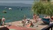 (ВИДЕО) Топлото време ги наполни плажите во Охрид и Струга