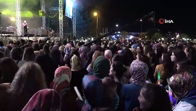 Komedyen Yavuz Seçkin, Canan Karatay taklidi ile kahkahalara boğdu