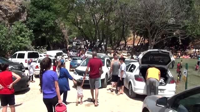 Sıcaktan bunalan vatandaşlar parklarda serinliyor