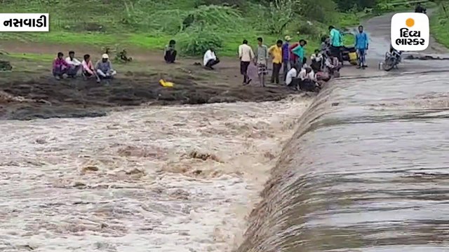 અશ્વિન નદીના કોઝવે પર લોકો જીવના જોખમે પસાર થાય છે, પુલ બનાવવામાં તંત્ર નિષ્ક્રીય
