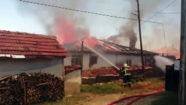 Köyde çıkan yangında 4 ev kullanılamaz hale geldi - KASTAMONU