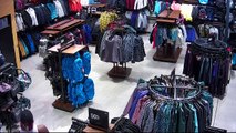 Des individus dévalisent un magasin d'habits en quelques secondes (USA)