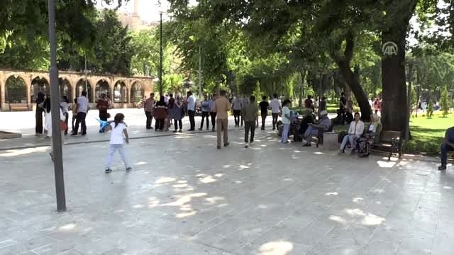 Sıcaktan bunalan vatandaşlar parklarda serinliyor