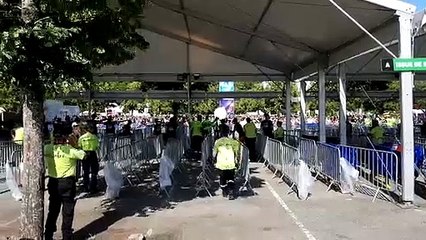 Un clapping en attendant l'ouverture des portes