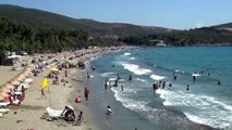 Kuşadası'nda tatilciler plaj ve su parklarına akın etti