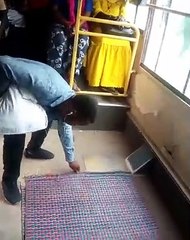 homme dans un bus Dakar Dem Dikk