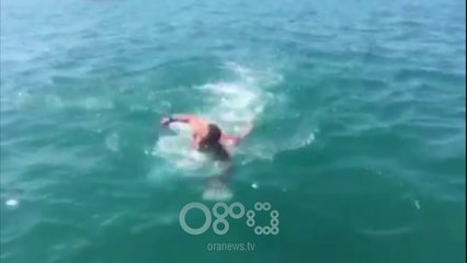 RTV Ora - Meta "thumbon" Ramën: Më mirë në det se në pishinë