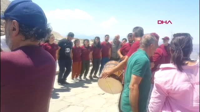 ADIYAMAN Ermenistan Dostluk Platformu üyelerinden Nemrut Dağı'nda barış çağrısı