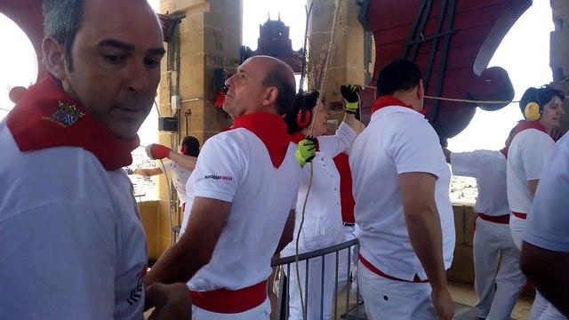 Replique de campanas durante el homenaje al quinto centenario de Gabriela