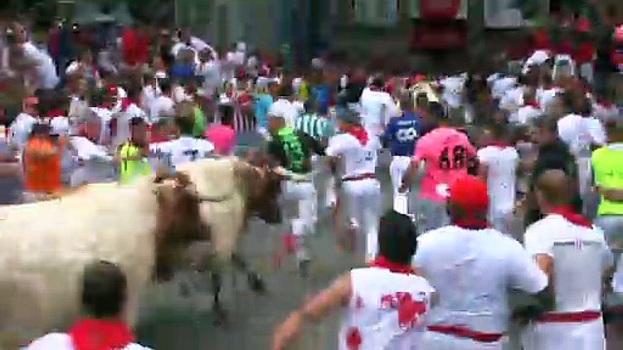 Tres corneados en primer encierro de Sanfermines en España