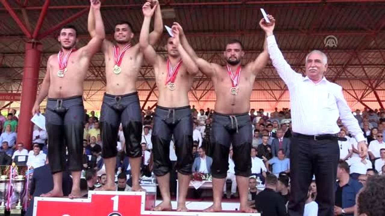 Başpehlivan Ali Gürbüz'ün altın kemerini Bakan Kasapoğlu taktı