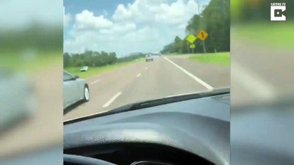 Video herunterladen: Une grand-mère en fauteuil roulant dans le coffre du pick-up sur l'autoroute... Mamie au grand air