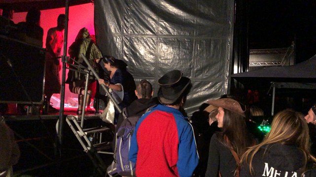 Les bénévoles montent sur scène avec Biga*Ranx