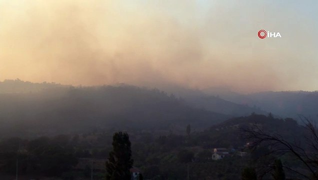 İzmir’in Seferihisar ilçesinde orman yangını başladı İzmir Orman Bölge Müdürlüğü ekipleri, büyük yangına 9 helikopter ve 25 arazöz ile müdahale ediyor. Rüzgarın, ekiplerin çalışmasını güçleştirdiği bildirildi.