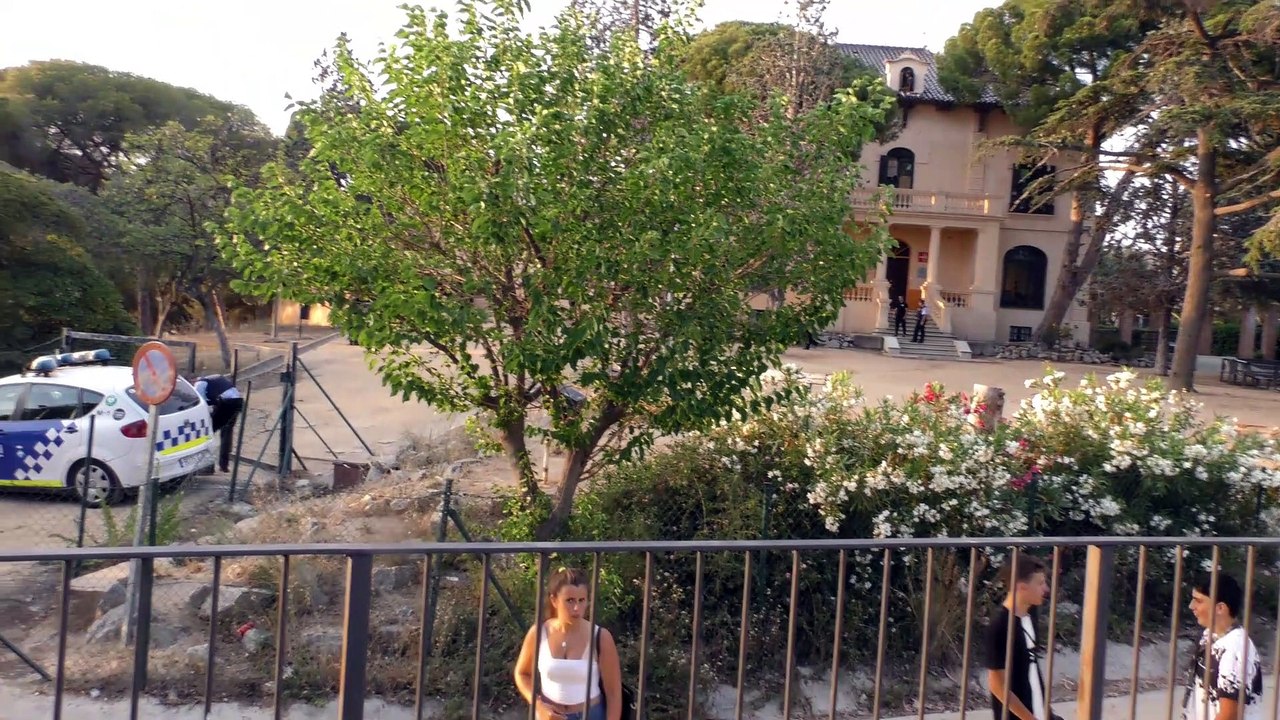 Los (MENAS) amenazan con cortarle el cuello a las mujeres que violen en Masnou