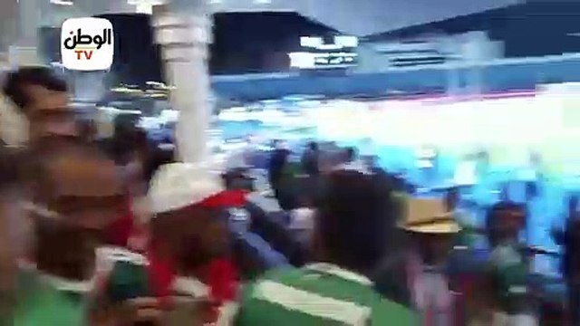 رئيس مدغشقر يحتفل مع جمهور بلاده بعد تأهلهم لدور الـ8 ببطولة أفريقيا