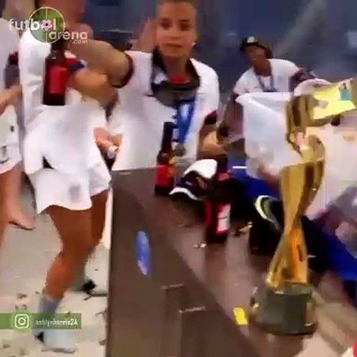 Alex Morgan şampiyonluğu kutluyor