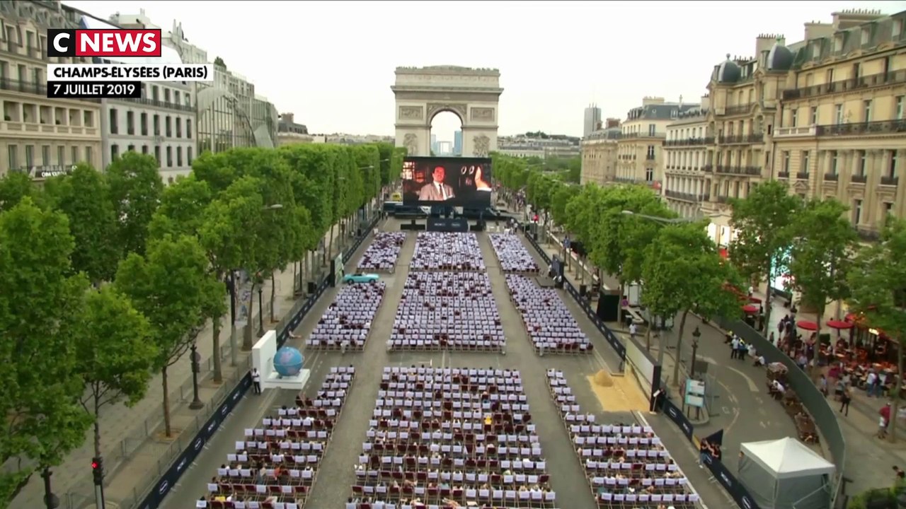 «OSS 117» sur les Champs-Elysées : 2.000 spectateurs conquis