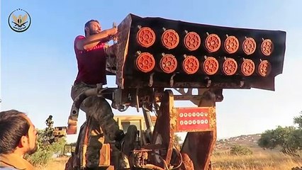 الفصائل تشن حملة قصف صاروخية على معسكرات الميليشيات الروسية بحماة (فيديو)