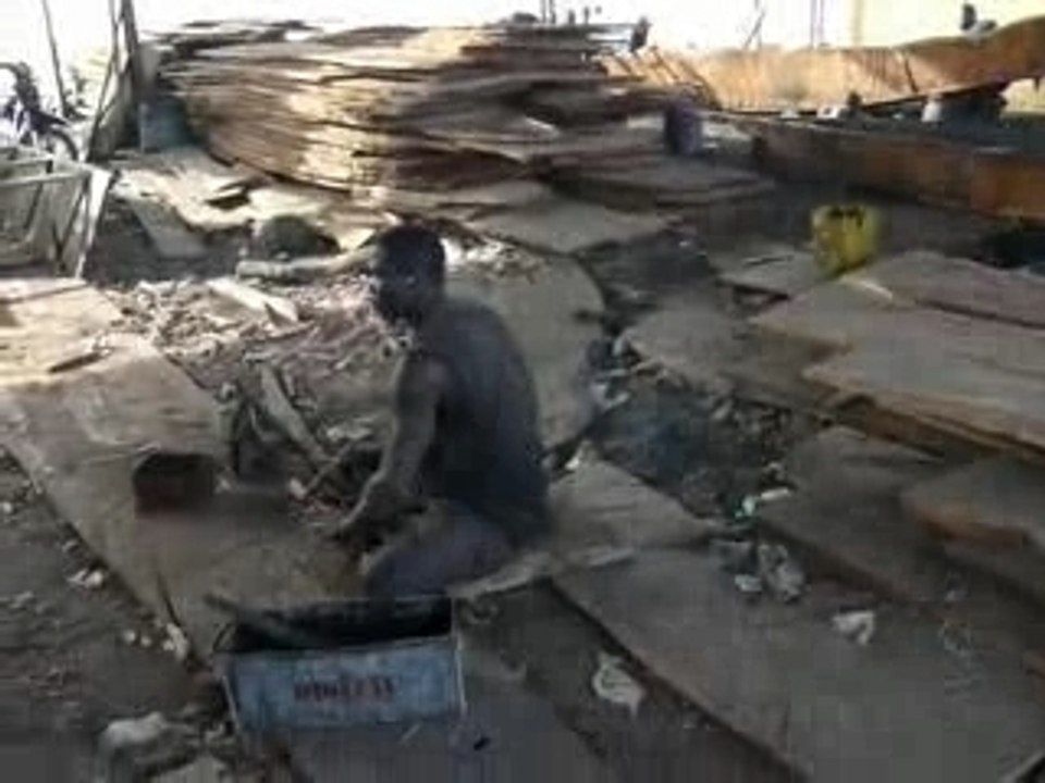 08bis Fabrique de pirogues (vidéo)