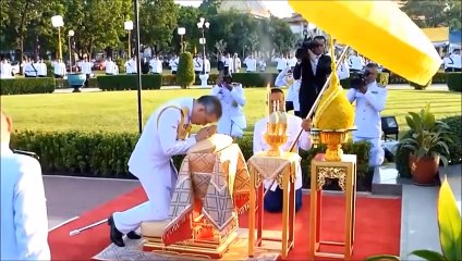 ดูเมื่อครั้งที่สมเด็จพระนางเจ้าสุทิดาฯ  พระบรมราชินี ทรงเป็นทหารราชวัลลภถวายอารักขาในหลวง อย่างเข้มแข็ง อดทน (ตอแหลมากๆ)