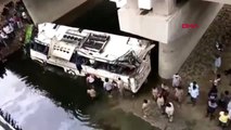 DHA DIŞ ? Hindistan'da yolcu otobüsü su kanalına uçtu: 29 ölü