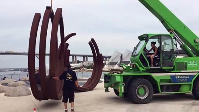 Martigues : des sculptures de Bernar Venet s'installe en ville