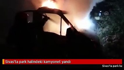 Sivas'ta park halindeki kamyonet yandı