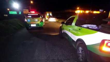 Corolla colide na barreira de proteção da BR-467