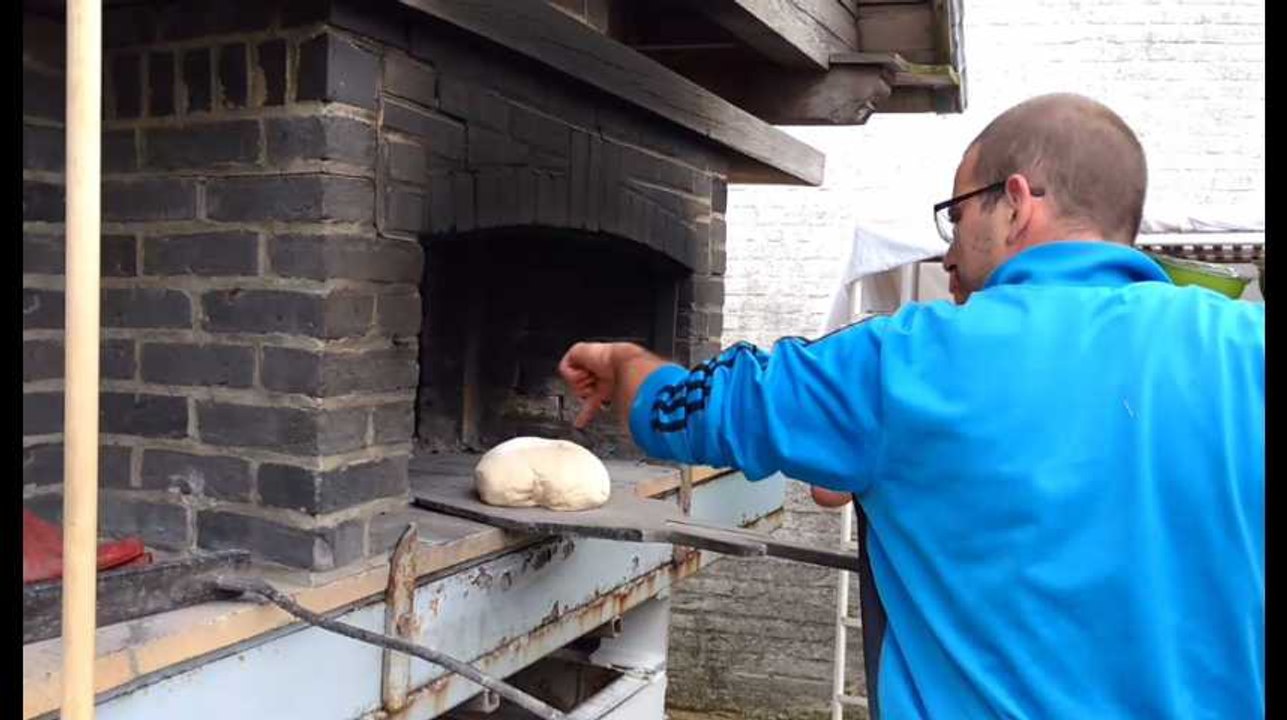 Du pain cuit à l'ancienne, au pied du moulin d'Ostiches