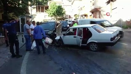 İki araç kafa kafaya çarpıştı