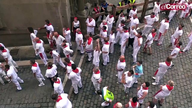 Los toros de Cebada Gago han protagonizado este lunes un encierro rápido con varias caídas