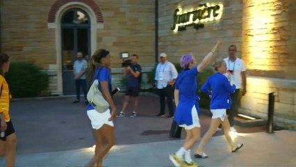 كرة قدم:كأس العالم للسيدات: لاعبات أميركا المتوجات باللقب خلال عودتهم للفندق