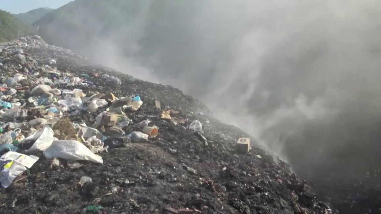 Poliçani nën pushtetin e tymit, prej dy ditësh shesh-depozitimi i plehrave është në flakë