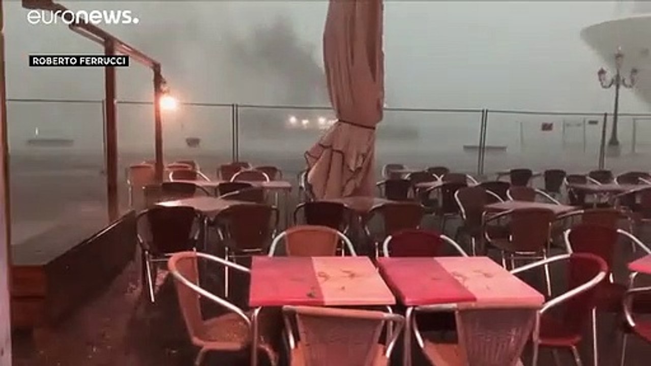 شاهد: كارثة أو كادت.. باخرة سياحية تنجو من حادثة اصطدام محقّق في مياه البندقية
