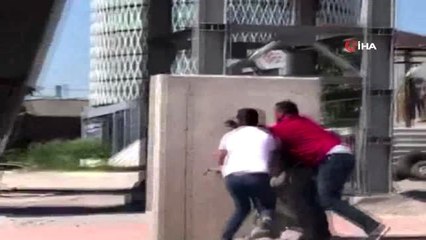 Yolcu kapmak için birbirlerini öldürüyorlardı, dehşete düşüren o anlar kamerada