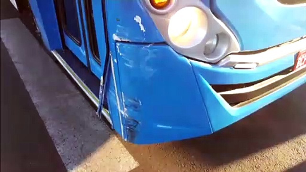 Avenida Brasil: motorista faz manobra irregular, atinge ônibus e foge do local