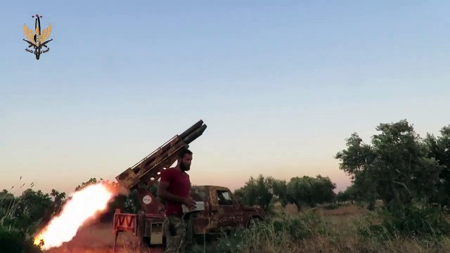 الفصائل تستهدف مواقع لميليشيات أسد وروسيا على جبهات حماة (فيديو)