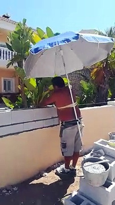 Un maçon avec un parasol dans le dos - Vidéo Dailymotion