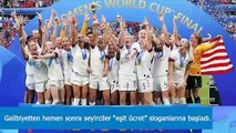 ABD Kadın Milli Futbol Takımı zaferini 'eşit ücret' sloganlarıyla kutladı
