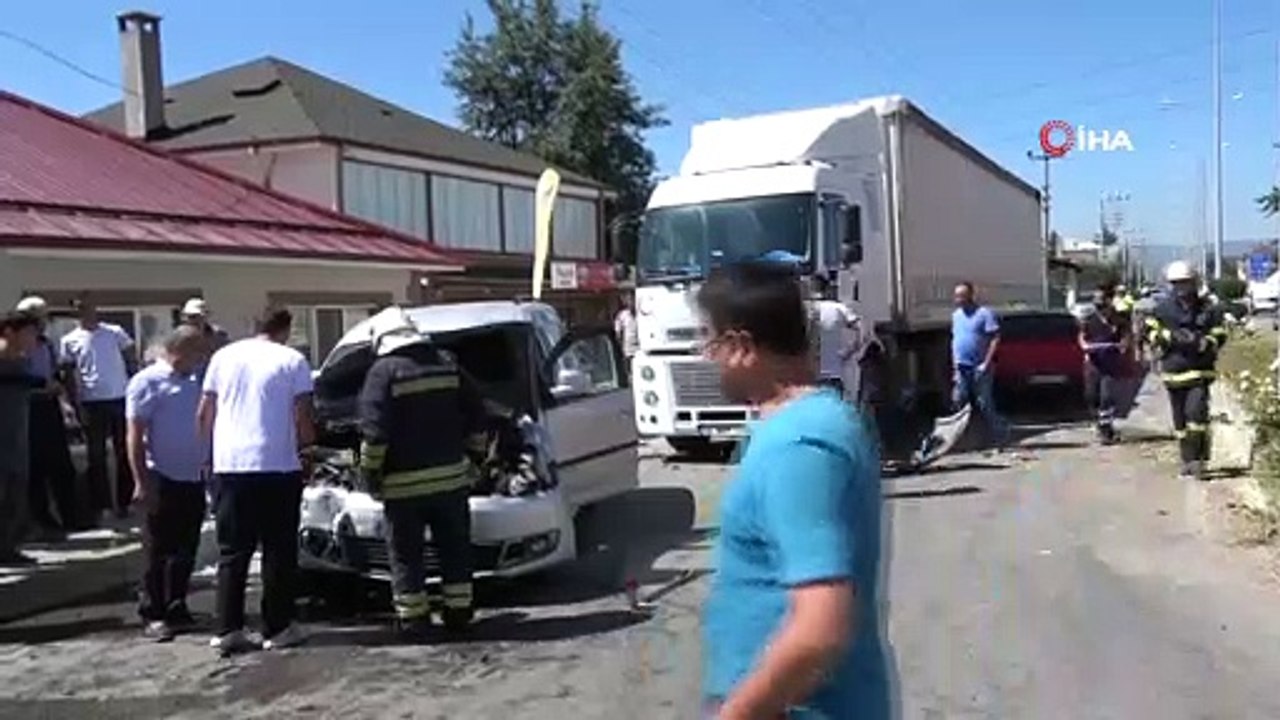 Zincirleme trafik kazasında tır sürücüsünün dikkati faciayı önledi