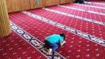 3 yaşındaki miniğin camideki sevimli halleri sosyal medyada ilgi odağı oldu