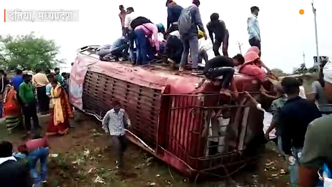 श्रद्धालुओं से भरी बस पलटी