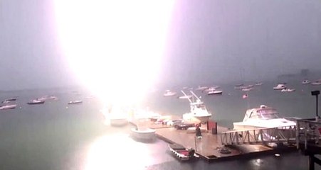 ABD'de düşen yıldırım, iskeledeki botu alev topuna çevirdi