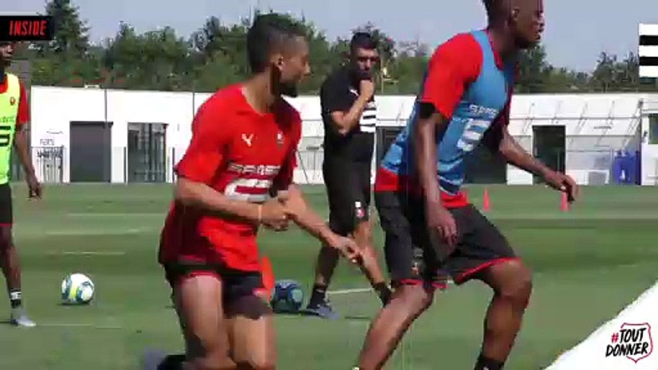 Séance sous les yeux des jeunes footballeurs participant aux Stages Rouge et Noir