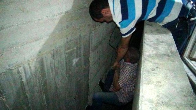 Kumar oynarken basılan 'cinsel saldırı' şüphelisi balkondan kaçtı, duvar dibinde yakalandı