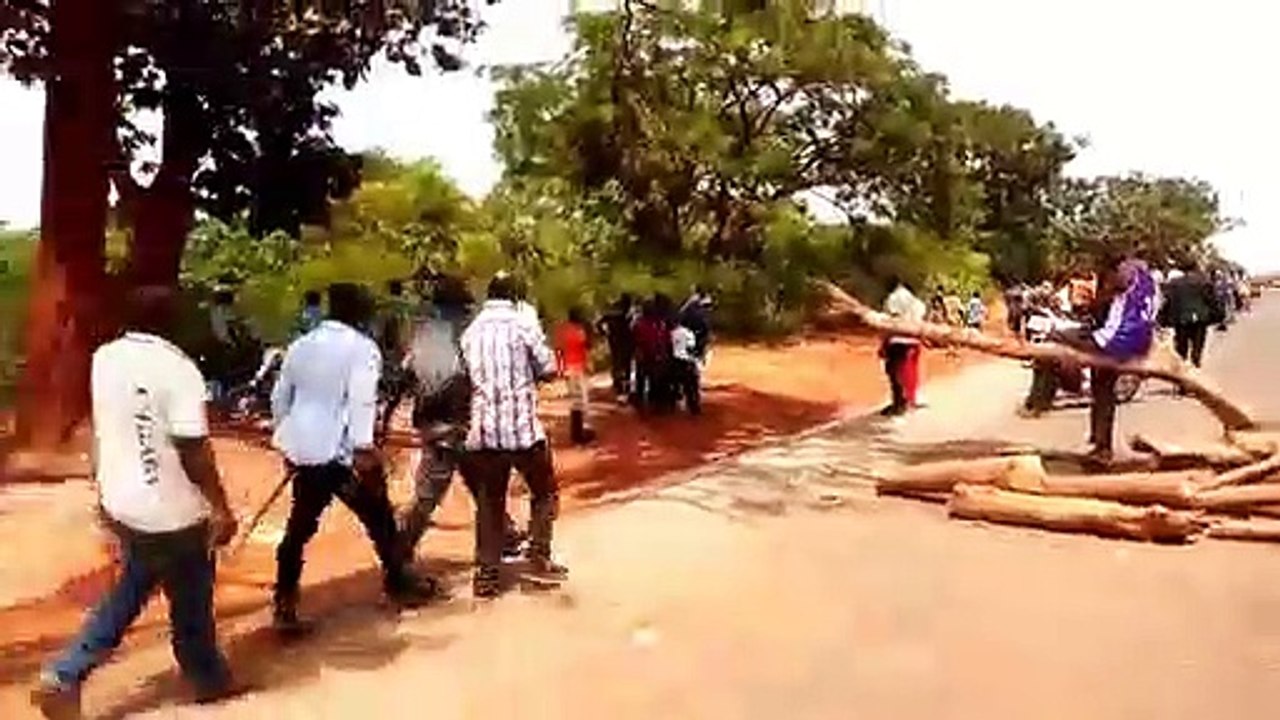 La route Bouré - Siguiri barricadée par les ex employés des sociétés sous traitants de la SAG