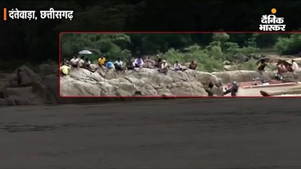 उफनती इंद्रावती नदी के बीच फंसी यात्रियों से भरी मोटर बोट