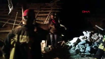 Hayvanları kurtarmaya çalışan itfaiyeci moloz yığının altında kaldı